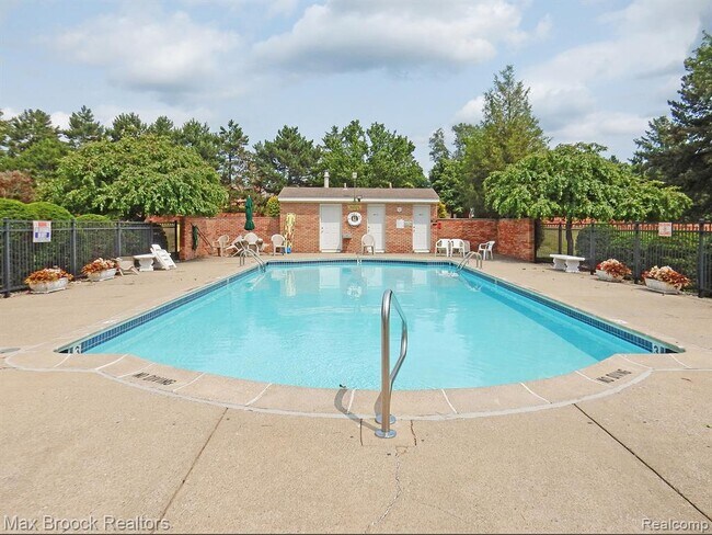 Building Photo - 801 W Long Lake Rd