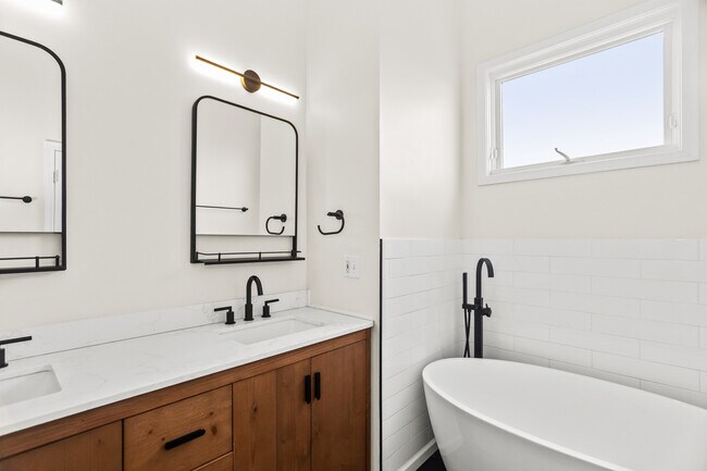 Building Photo - 2625 W Chicago Ave