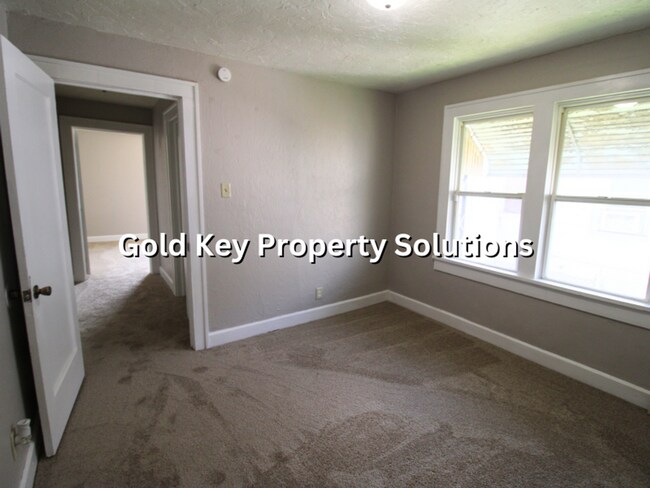 Building Photo - 3 BR 1 BA House with Central Air and Detached Garage (NO SECTION 8)