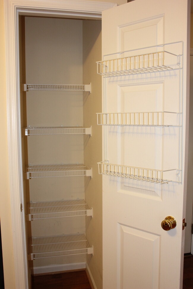 Building Photo - 3 Bedroom, 2.5 Bath Townhouse for Rent