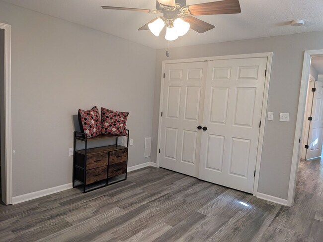 Building Photo - 7802 Rollingwood W Dr