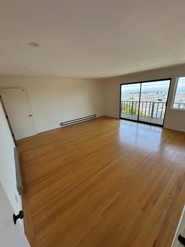 Building Photo - Beautiful Golden Gate Heights 5 Bed/3.5 Bath Home w/Amazing Views