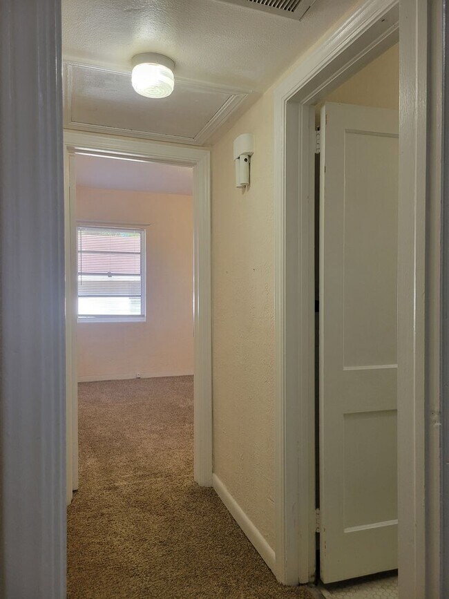 Building Photo - 493 Lake Howard Dr SW