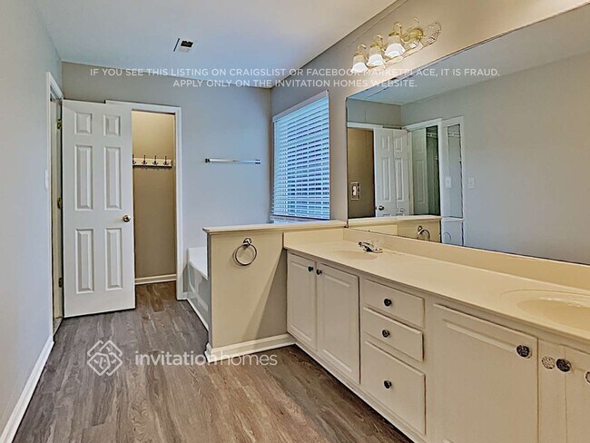 Building Photo - 8006 Glamorgan Ln