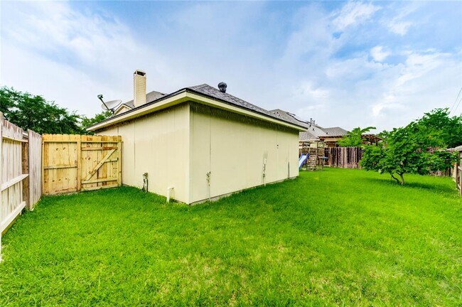 Building Photo - 20919 Field Manor Ln