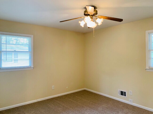 Building Photo - Wow, great location, newly renovated, 4 beds/2 bath, private fenced yard, sun room/office, must see!