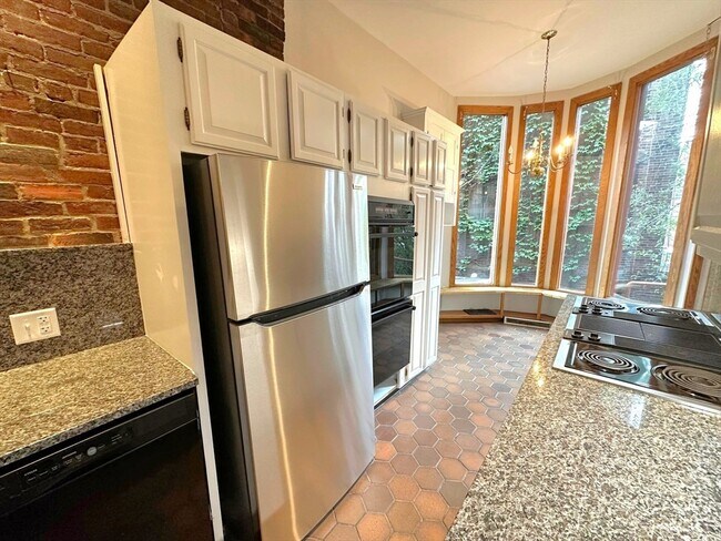 Building Photo - 32 Gloucester St