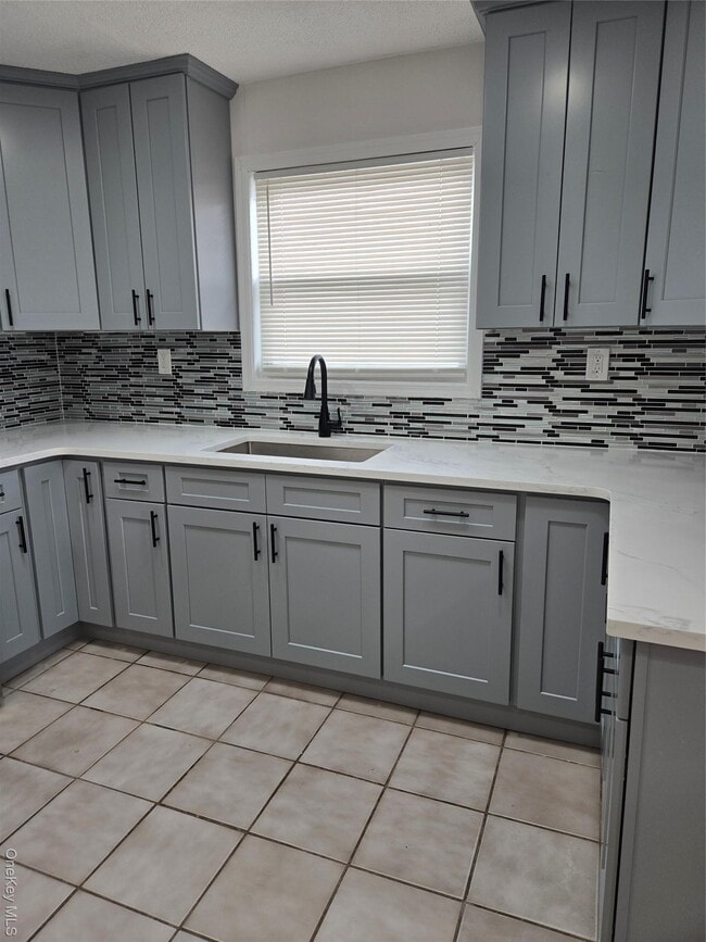 Building Photo - 25 Johnson Pl