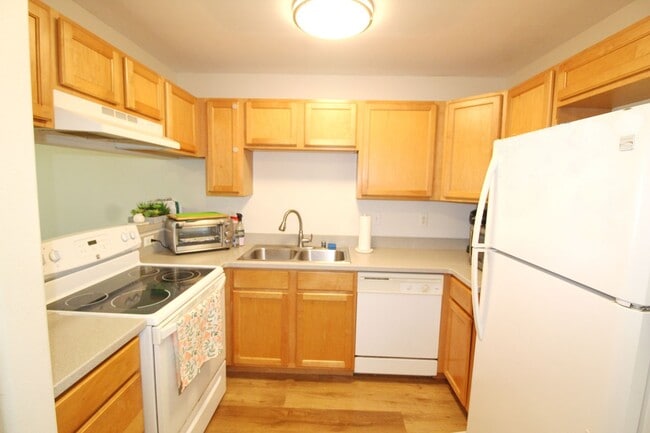 Building Photo - Nicely Remodeled and Completely Unfurnishe...