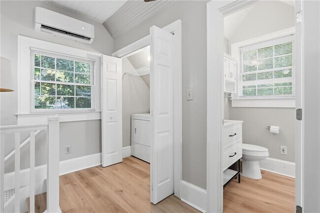 Building Photo - 826 Mentelle Dr NE