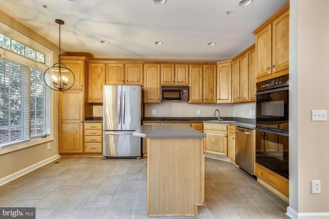 Building Photo - 707 Hawkins Way