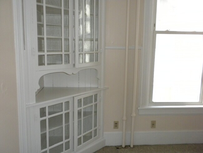 Building Photo - 68 Pine St