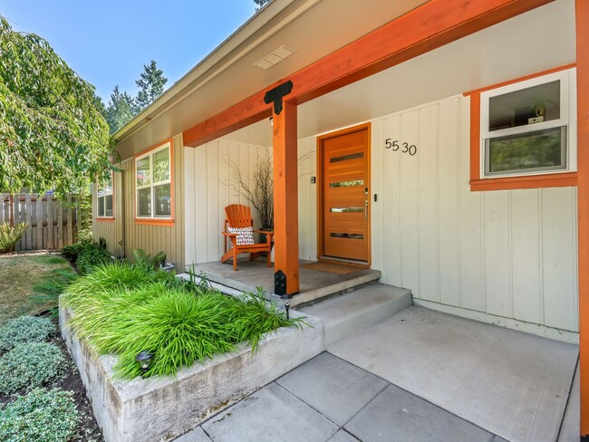 Building Photo - Gorgeous Renovated SW Maplewood Neighborhood Home ~ Finished basement, Entertainers Backyard, nex...