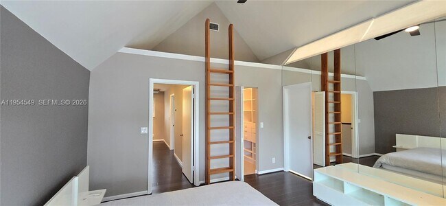 Building Photo - 1000 SE 2nd St