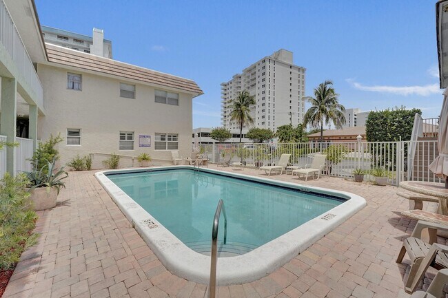 Building Photo - 1450 N Riverside Dr
