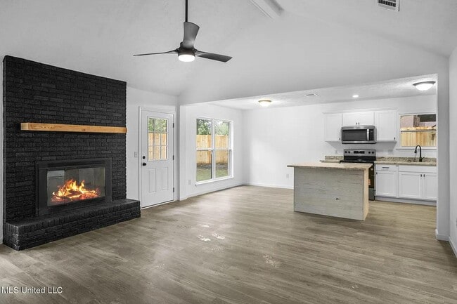 Building Photo - 214 W Lakewood Dr