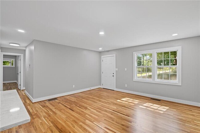 Building Photo - 2889 Macon Dr SE