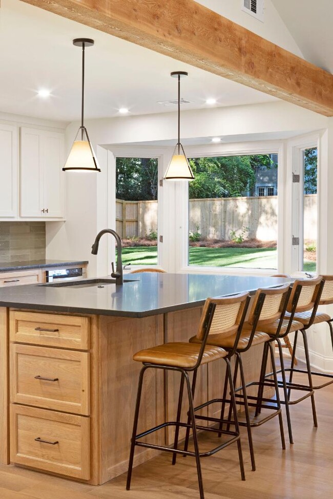 Building Photo - 550 N College St