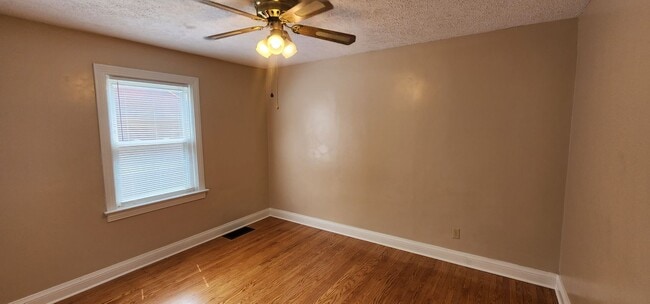 Building Photo - Welcome to this charming 3-bedroom, 2-bath...