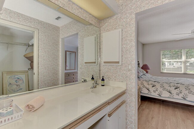 Building Photo - GEORGOUS 2 BEDROOM, 2BATHROOM, TURN KEY FU...