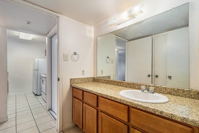 Building Photo - 3045 Walnut Bend Ln