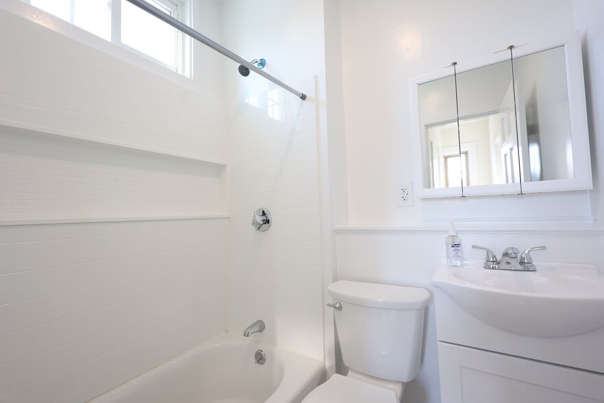 Building Photo - 31 June St