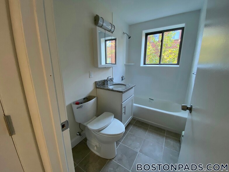 Building Photo - 15 Chester St