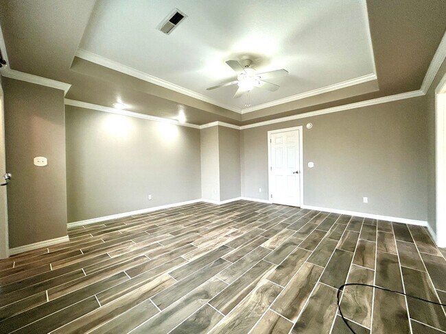 Building Photo - Spacious 3 bed 2 bath Single Family with a Large Fenced Backyard!