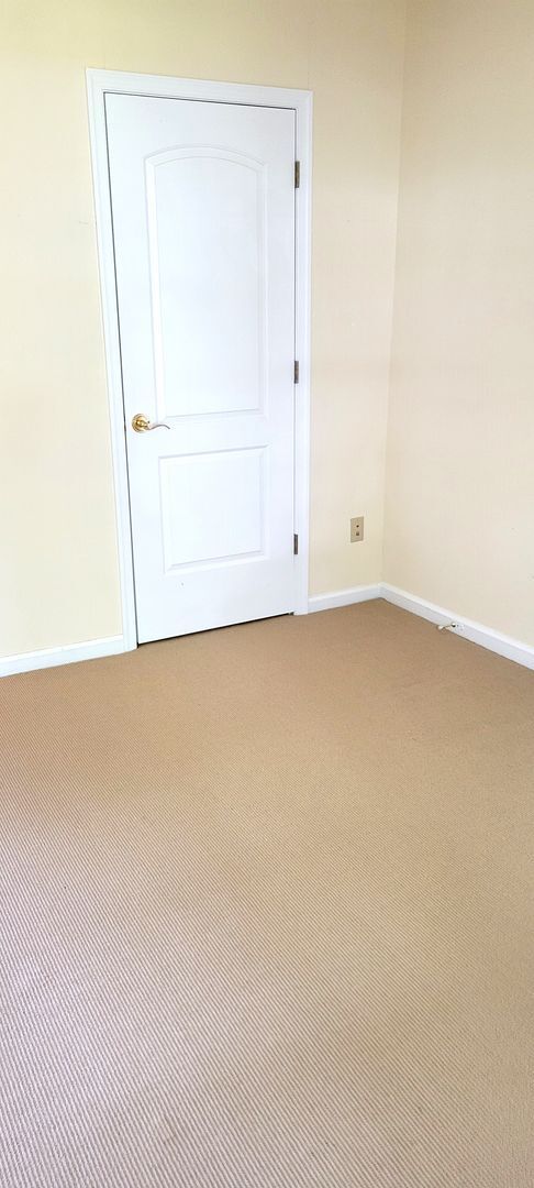Building Photo - Conveniently Located Three Bedroom Condo
