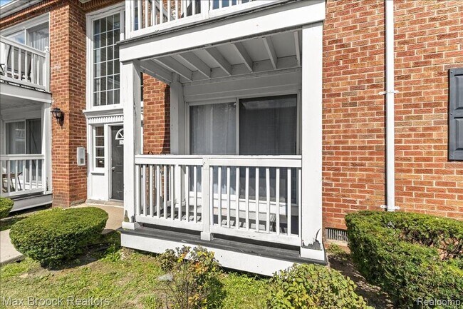 Building Photo - 2425 Torquay Ave