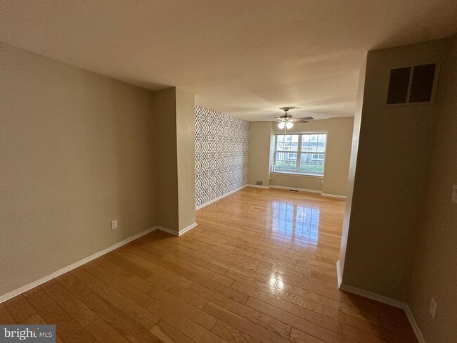 Building Photo - 6104 Coventry Way