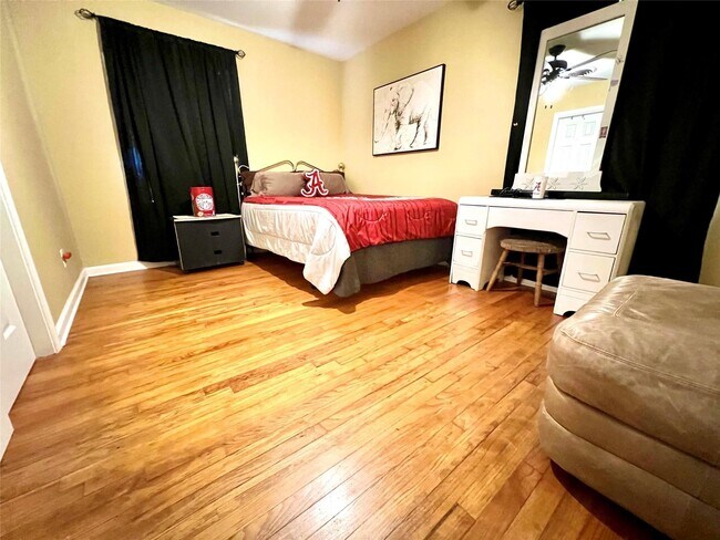 Building Photo - 1735 S Park