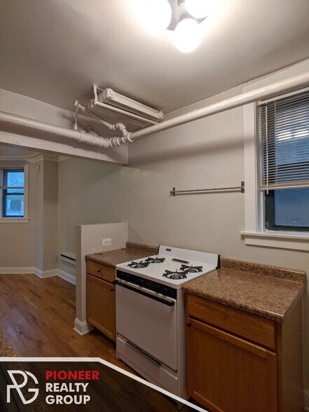 Building Photo - 3837 N Greenview Ave