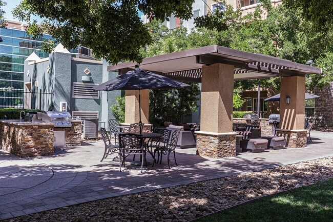 Building Photo - Top Floor 2 Bedroom Condo Located in Manhattan