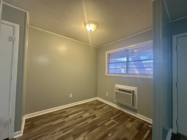 Building Photo - Cozy 1/1 Apartment!