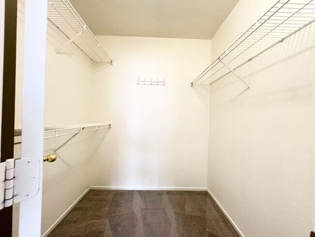 Building Photo - Spacious Townhome in Desirable Green Valle...
