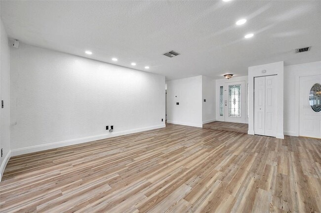 Building Photo - 1520 Windmill Pointe Rd