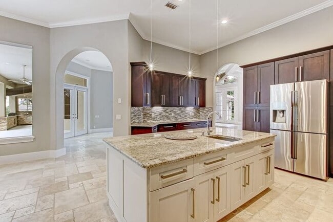 Building Photo - Stunning 5-Bedroom Pool Home on Nearly 2 A...