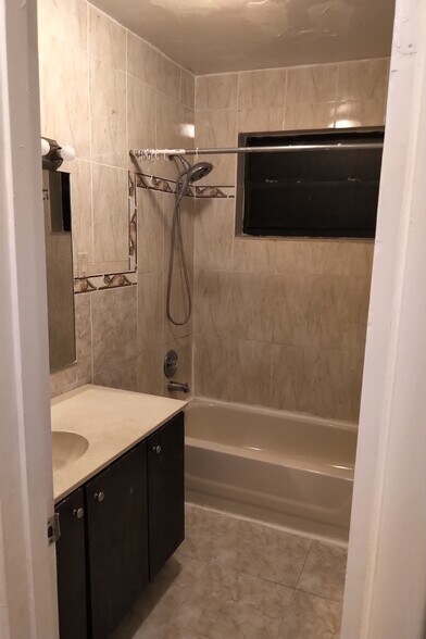 Bathroom - 2813 Acapulco Dr