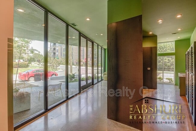 Building Photo - 600 S Duke St