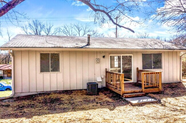 Building Photo - Beautifully Renovated 3 Bedroom Home in KCK Available Now!  1st Month's Rent is FREE!
