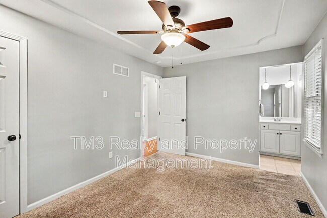 Building Photo - 15213 S Seminole Dr