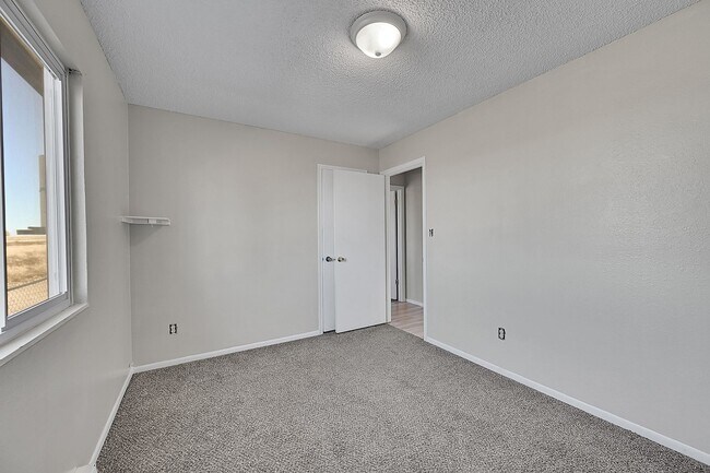 Building Photo - UPDATED 2bed 1bath duplex with fenced yard, WASHER + DRYER