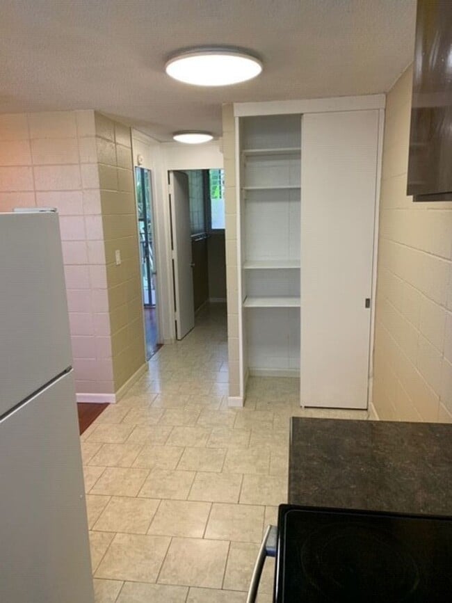 Building Photo - Kapahulu 2nd floor 1-Bedroom