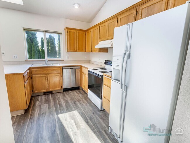 Building Photo - Stunning 3 bedroom 2.5 bathroom Home