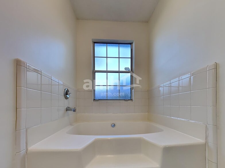 Building Photo - 8034 Macinnes Dr