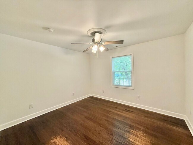 Building Photo - **OFFERING REFUNDABLE APPLICATION FEES & $150 MOVE IN PROMOTION** Newly Remodeled 3BD, 1BA Raleig...