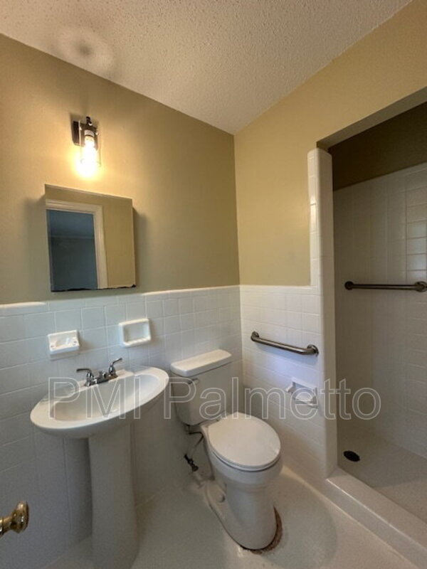 Building Photo - 529 Skyland Dr