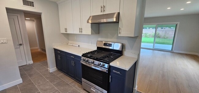 Building Photo - DEL CERRO / SAN DIEGO - Newly Remodeled Ch...