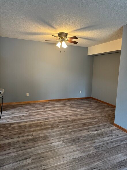 Building Photo - 3420 Golfview Dr